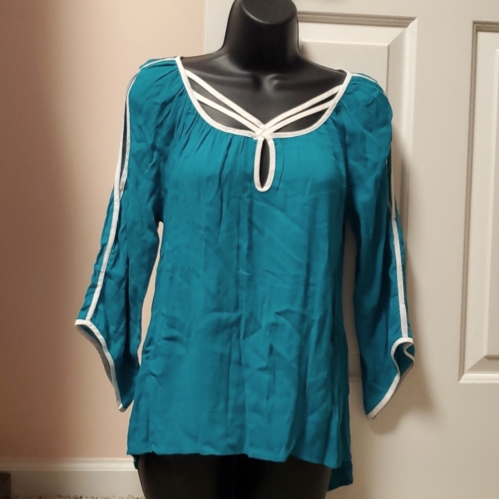Venus Cold Shoulder Top